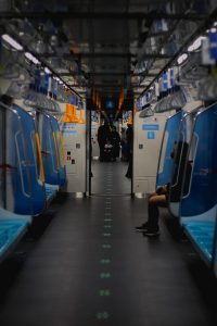 城市人类观察肉视频封面，地铁站内形形色色的乘客纪实镜头