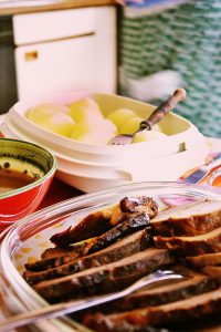 深夜食堂实录肉视频封面，昏黄灯光下厨师烹饪肉类料理的近景